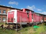 Die 212 263-8 steht in Stendal mit abgeknickten Puffern! 15.09.07  