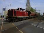 BR 212 240-6 (EfW) mit zwei Kohlenwagen am B 20.3 Bochum Nokia.(18.04.2008)