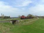 212 084 hat mit einem gterzug soeben die Regnitzbrcke kurz vor Pettstadt berquert um nach Schlsselfeld zu fahren (18.04.2008) Im Hintergrund haben leider einige Teilnehmer ihre Autos suboptimal