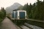 Whrend der Bauarbeiten an der Strecke Rosenheim-Kufstein im Mai 1998 half die 212 169.Hier rangiert die Lok in Flintsbach einen Bauzug.