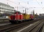 Die 212 329 und die 212 036 mit einem Containerwagen am 08.11.2008 bei der Durchfahrt am Heimeranplatz (Mnchen). 