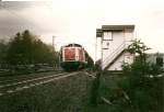212 130 mit einem Schotterzug,an einer Gleisbaustelle am Schrankenposten 8,in Flintsbach im Mai 1998.