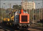 212 256 der Nordbayerischen Eisenbahn brummt mit einem Gleistransportzug am Haltepunkt Hagen-Vorhalle vorbei.