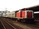 212 047-5 mit RB 25030 zwischen Emden Auenhafen und Emden Hbf auf Emden Hauptbahnhof am 7-4-2001. Bild und scan: Date Jan de Vries. 