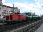 212 001-2 mit einem kurzen Kesselwagenzug durch Mnchen Heimeranplatz, 7.4.2009