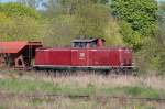 212 407 der EfW-Verkehrsgesellschaft zieht einen Schotterzug durch Schwerin. 20.04.2009 