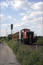 212 196 der Nordbayerischen Eisenbahn ist mit Gleistransportwagen bei Hohenlimburg unterwges.