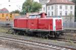 BR 212 284-4 ist am 6.10.09 abgestellt im Bahnhof von Schwbisch Gmnd. Sie trgt das orientrote Farbkleid und gehrt offenbar dem Museum Nrdlingen.