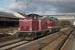 Am 04.12.09 rangiert die 212 370-1 mit der ´Ludmilla` 232 088 vom Bahnunternehmen EfW im Bahnhofsbereich von Gieen.