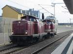 212-089 der Firma Alstom und 212-385 der Firma Nordbayrische Eisenbahn am 22.7.2005 in Ludwigshafen Mitte.