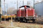 Eine Seltenheit. 212 052-5 in der noch uralten roten Original-Lackierung. Hier zieht sie einen kurzen Zug flacher Wagen aus einem Bauzug, mit denen vorher neuer Schotter zu einer Baustelle bei Bielefeld gekarrt wurde. Am 27.03.2010 bei der Einfahrt in den Brackweder Bahnhof nhe Bielefeld.