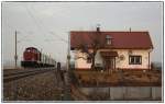 Die Sonne spitz gerade ber den Horizont als die V 126 der Bayerischen Oberlandbahn (BOB) mit einem Sonderzug von Nrnberg nach Mhldorf (Obb) unterwegs ist.