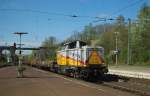 Der  Herkules  der Lei GmbH, 212 326-3, mit ein paar Flachwagen in Fahrtrichtung Norden. Aufgenommen am 15.04.2011 in Eichenberg.