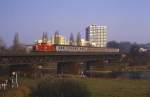 212 264 überquert die Ruhr bei Essen Steele, 11.02.1989.