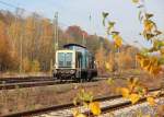 212 329-7 hatte am 04.11.2011 die Aufgebe, von Bauarbeiten in Oberrieden brig gebliebenen leeren Schotterwagen aus Eschwege West abzuholen.