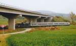 Ein Wendezug am 9.10.92 unter der Brcke der 1985 erffneten Autobahn A7.