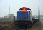 212 256-2 der NBE steht mit Gterwargen in Aachen-West im Nebel am 1.3.2012.