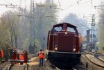 212 325-5 von EFW hilft mit einer 211 237-3 von Northrail mit einem Bauzug bei Bauarbeiten in Herzogenrath am 6.4.2012.