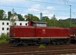 212 370-1 der EfW-Verkehrsgesellschaft mbH, abgestell am 08.06.2012 in Betzdorf (Sieg). Die V 100.2n wurde 1965 bei Deutz unter der Fabrik-Nr. 57770 gebaut und als V 100 2370 an die DB geliefert, 1968 erfolgte die Umzeichnung in 212 370-1, bei der DB wurde die Lok 2001 ausgemustert. Die Lok hat eine Leistung von 990 kW (1350 PS).
