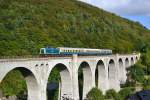 212 376-8 mit ozeanblau-beiger Wagengarnitur auf dem Willinger Viadukt.