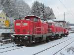 212 317-2 und 218 272-3 stehen am 06. Dezember 2012 mit einem Schneepflug auf Gleis 6 in Kronach abgestellt