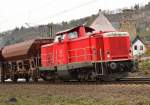 An der Ausfahrt des Bahnhof Oberwesel ist hier die 212 347-9 mit einem Schotterzug im Einsatz beim Nachschottern auf dem Richtungsgleis nach Koblenz.