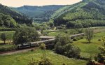 Eine unbekannte 212 mit einem Nahverkehrszug im Mai 1985 bei Leimbach (Strecke Adenau - Dümpelfeld)