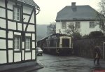 212 070-7 in Olef (Frühjahr 1988). Da der Zug den Ortskern nur mit Schrittgeschwindigkeit durchquerte, waren mehrere Fotos ohne Anstrengung möglich. Leider regnete es an diesem Tag heftig und ununterbrochen. Vielleicht war es ein kleiner Trost für den Rangierer, dass nicht nur er, sondern auch der Fotograf völlig durchnässt war. Bei diesen Lichtverhältnissen wäre ein hochauflösender Schwarz-Weiss-Film sicherlich besser gewesen.