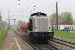 Endlich hat´s geklappt. 212 249-7 beim zurck drcken ihres Bauzuges vom Bahnhof Kenzingen gen Norden, um hinter das Hauptsignal auf dem berholgleis zu kommen. (02.05.2013)