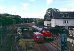 212 023 und 795 256 in Menden (Sauerland) im Sonderzugverkehr (Sdf. Kln - Neuenrade, Hemeraner Herbstage) am 27.09.1998