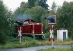 Diesen Bahnbergang gibt es nicht mehr. Bei Kotthausen befand er sich und wurde mit der Reaktivierung der Strecke Gummersbach - Marienheide aufgelst. Die Aufnahme entstand am 27.09.1998 mit 212 023.