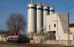 Hier nocheinmal die 212 279-4 der EGP vor den Dyckerhoff Zementsilos auf der Hohen Schaar am 09.03.14.