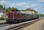 Auf dr schwäbische Eisebahne - oder - 10 Jahre Bodo. 

212 084-4 rangiert vor dem Bahnhofsgebäude von Aulendorf. Dieser Zug mit Postwagen bediente an diesem Tag die sonntägliche Verbindung nach Pfullendorf. Mai 2014. 