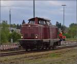 Auf dr schwäbische Eisebahne - oder - 10 Jahre Bodo. 

Es muss rangiert werden, auch wenn ein heftiges Unwetter dräut. 212 084-4 rangiert im Bahnhof Aulendorf. Mai 2014. 