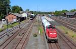 212 034-3 und 212 310-7 fahren am 07.06.2014 mit ihrem Giftzug aus den Bahnhof Neuenmarkt-Wirsberg in Richtung Martkschorgast. Im Hintergrund steht schon der Sonderzug zur Abfahrt bereit.