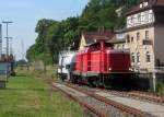 212 310-7 fährt am 23. Juli 2014 mit einem Spritzwagen über Gleis 6 durch den Bahnhof Kronach.