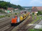 212 311-5 der NBE zieht am 26. Juli 2014 einen Bauzug über Gleis 1 durch Kronach in Richtung Lichtenfels.