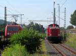 212 310-7 mit Spritzwagen und eine 185 mit gemischtem Güterzug stehen am 23. Juli 2014 auf den Gleisen 4 und 5 im Bahnhof Kronach.