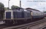 212120 mit Nahverkehrszug nach Gelnhausen am 6.7.1988 um 14.58 Uhr im Bahnhof Gießen.