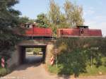 V 100 1365 und 362 407 machten sich am 31.7.14 nach getaner Arbeit in Wassertrüdingen auf den Rückweg nach Nördlingen. Etwa 50 Meter links vom Bild standen die Ausfahrsignale und 20 Meter rechts die Einfahrsignale.