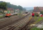 212 358-6 und 212 095-4 von Locon rangieren am 03. September 2014 mit einem Schwellenzug auf Gleis 5 im Bahnhof Kronach.