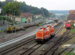 212 358-6 und 212 095-4 von Locon rangieren am 09. September 2014 auf Gleis 1 im Bahnhof Kronach. Währenddessen rangiert 211 074 vom Erfurter Gleisbau mit einem Flachwagenzug auf Gleis 5 und 212 034-3 steht mit einem Schneeplug auf Gleis 31 abgestellt.