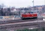 212 023-6 auf dem Bahndamm am Hanauer Hafen, Frhjahr 1999
