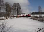 212 297-2 der Rennsteigbahn ist am 05.02.15 mit einem Leerholzzug in Pöllwitz zu sehen.