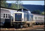 212220 am 26.5.1990 um 18.02 Uhr im Bahnhof Erbach im Odenwald.