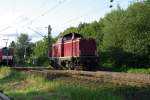 212 325-5 der EfW durchfährt am 28.08.2015 Ratingen Lintorf und trifft am Bahnübergang  An den Banden / Am Diepebrock  auf einen DB 189er Doppelpack. Aufgrund einer Störung an den Schranken mussten alle Züge hier halt machen und im Schritttempo über den Bahnübergang fahren.