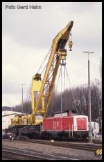 Eisenbahn Fahrzeug Schau am 5.4.1992 in Menden im Sauerland: Eine Kranszene gehörte ebenfalls dazu. Schienenkran GOLIATH hob die 212307 in die Luft!