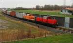 Locon 214 und 213 bei der fahrt mit ihrem Containerzug in höhe der Schäferei auf dem Wilhelmshavener Industriegleis.