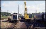 Fahrzeugschau am 29.08.1993 im Hundertwasser Bahnhof Uelzen: 212159 diente dem Schienenkran  Niedersachsen  als Hebelast.