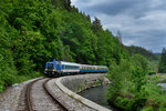 212 285 mit einem Alex-Wagen und VT 07 + VS 28 am 28.05.2016 bei Teisnach.